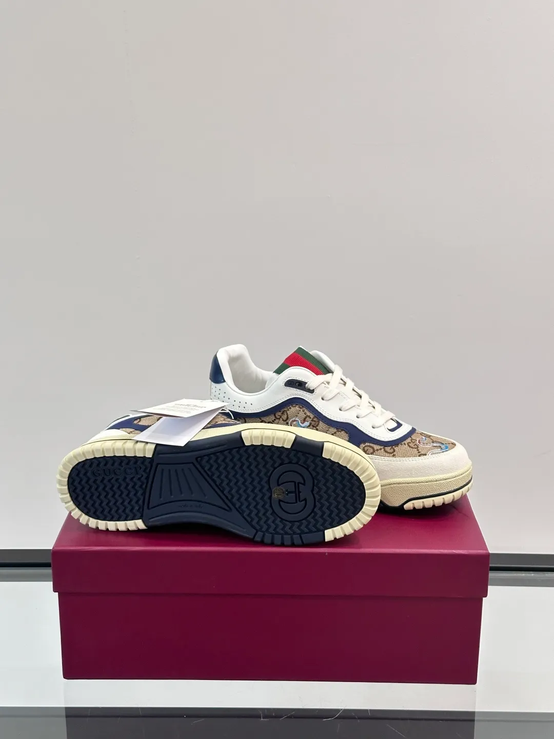 Men's Shoes 💰500 [New Style] 🦨🦨Gucci 𝐆𝐮𝐜𝐜𝐢 𝐑𝐞-𝐖𝐞𝐛 As a sneaker created by Sabato De Sarno for Gucci, the Re-Web series reinterprets the brand's classic stripes, with bold and unique details to set off a modern silhouette design. These shoes are crafted from white leather. This new sneaker is ingeniously decorated with many of the brand's classic details, and is equipped with a bright red and green webbing tongue, which will make people fall in love at first sight. White leather has been specially treated to be soft and shiny, with an embossed grained texture. Script Gucci logo and Interlocking G web label with Interlocking G and script Gucci logo. Rubber outsole with Interlocking G detail eyelets. Web tongue. Size: Female 35-40 (Female 41, 42 customized). Male 38-44 (45, 46 customized)